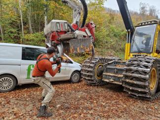 Forstmaschinenfahrer bei Maschinenpflege